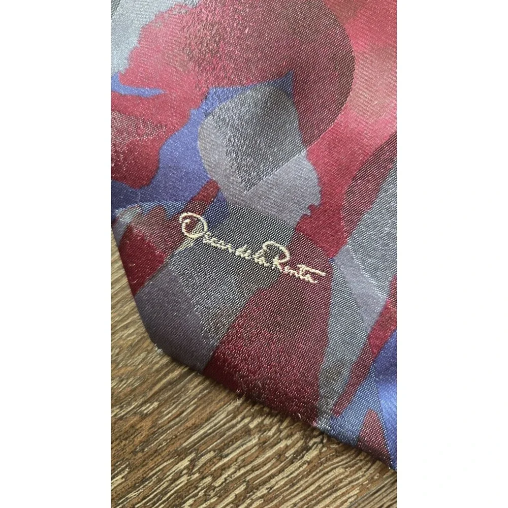 Oscar de la Renta Vintage Studio Men’s Silk Tie – Abstract Burgundy With Logo